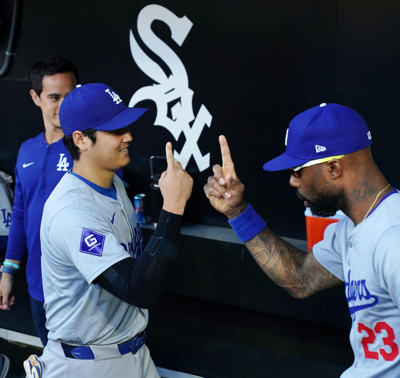 ドジャース時代、大谷とタッチを交わすヘイワード（2024年6月撮影）
