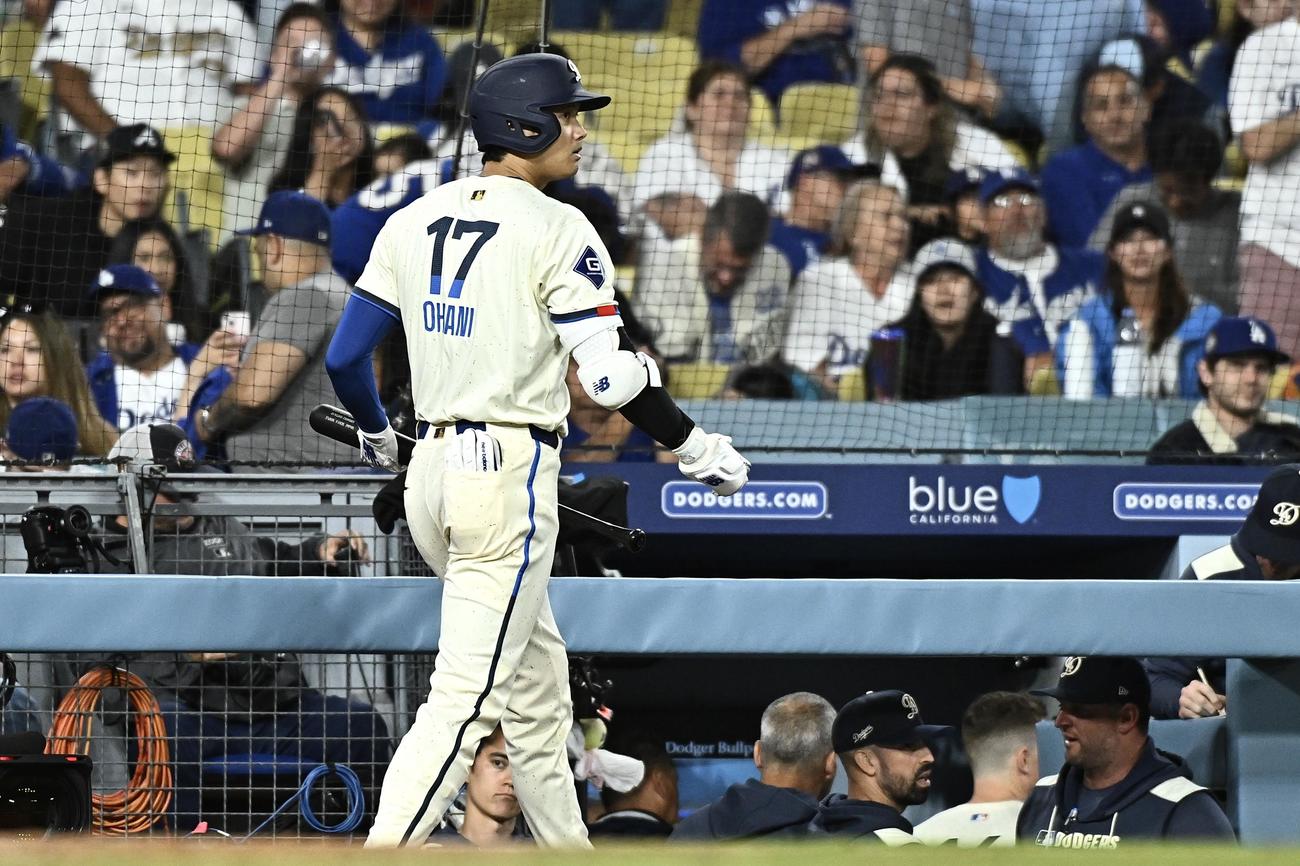 ドジャース対ナショナルズ　試合に敗れネクストバッターボックスを後にするドジャース大谷（撮影・滝沢徹郎）