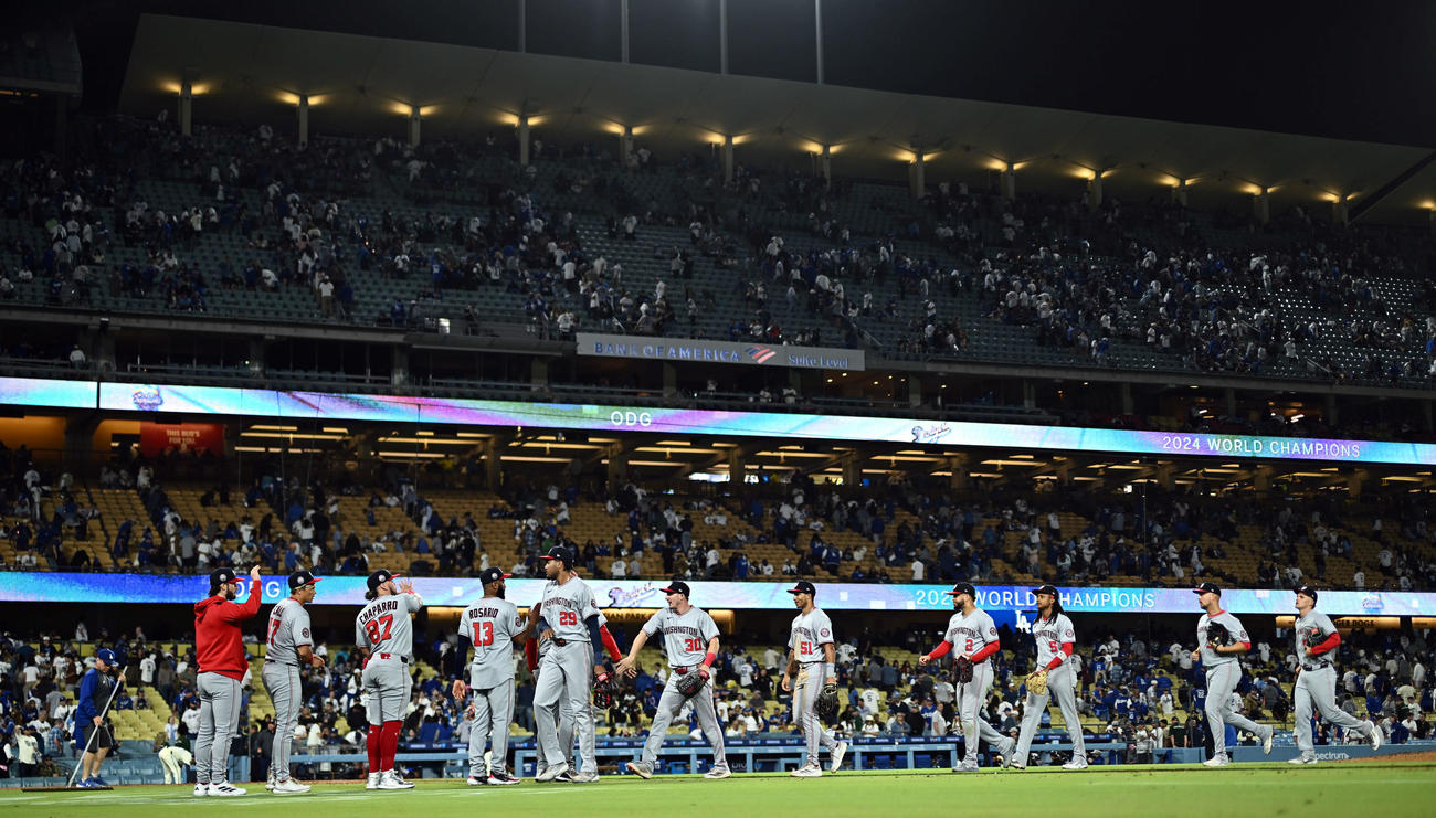 ドジャース対ナショナルズ　試合に勝利しタッチを交わすナショナルズの選手たち（撮影・滝沢徹郎）