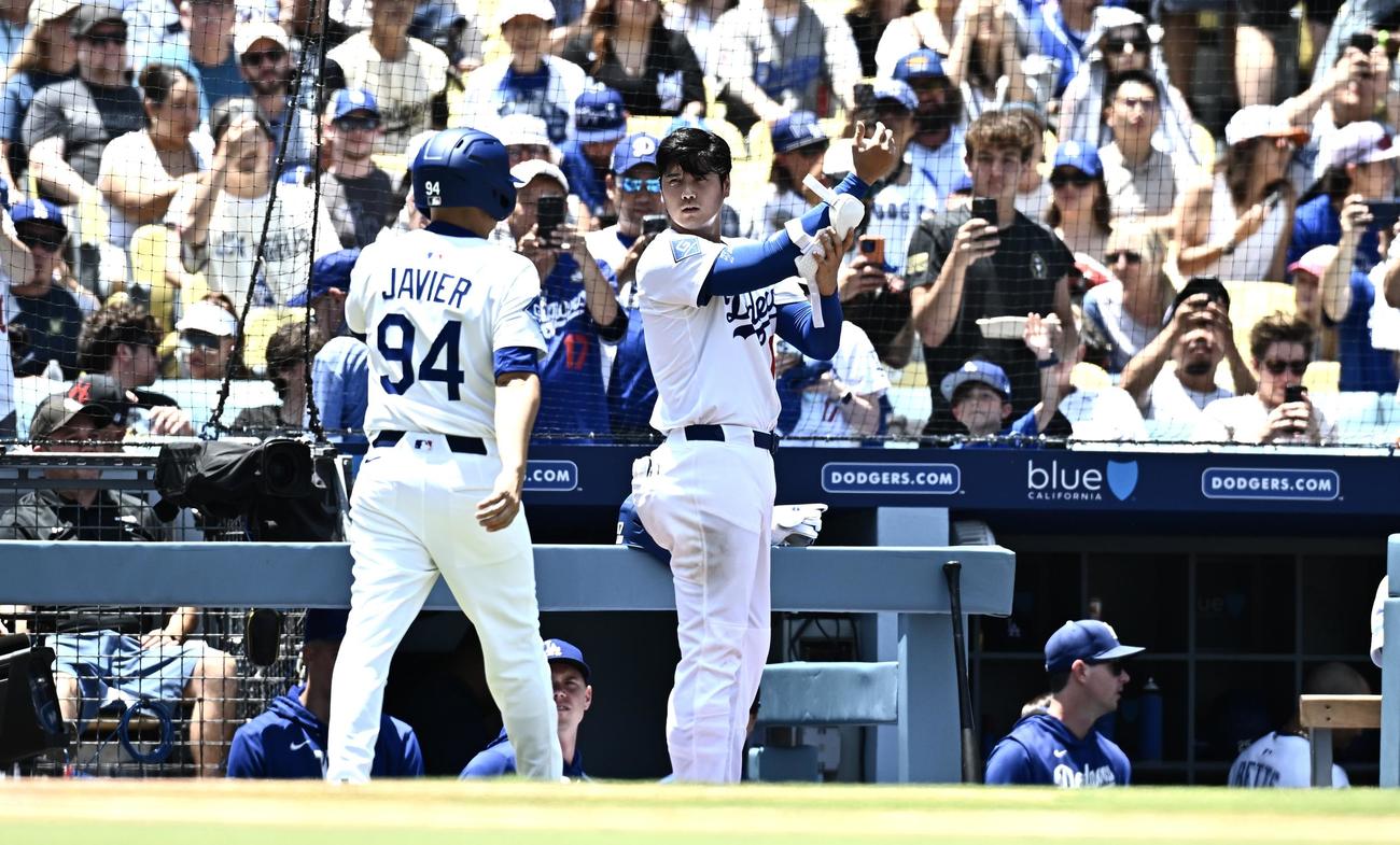 ドジャース対ナショナルズ　1回表が終わり打者の準備をするドジャース大谷（撮影・滝沢徹郎）