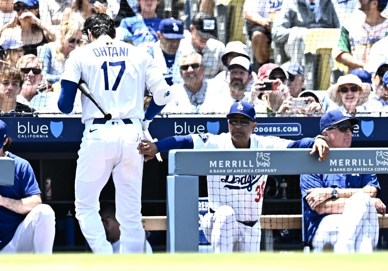 ドジャース対ナショナルズ　1回裏ドジャース無死、空振り三振に倒れた大谷（左）をねぎらうロバーツ監督（撮影・滝沢徹郎）