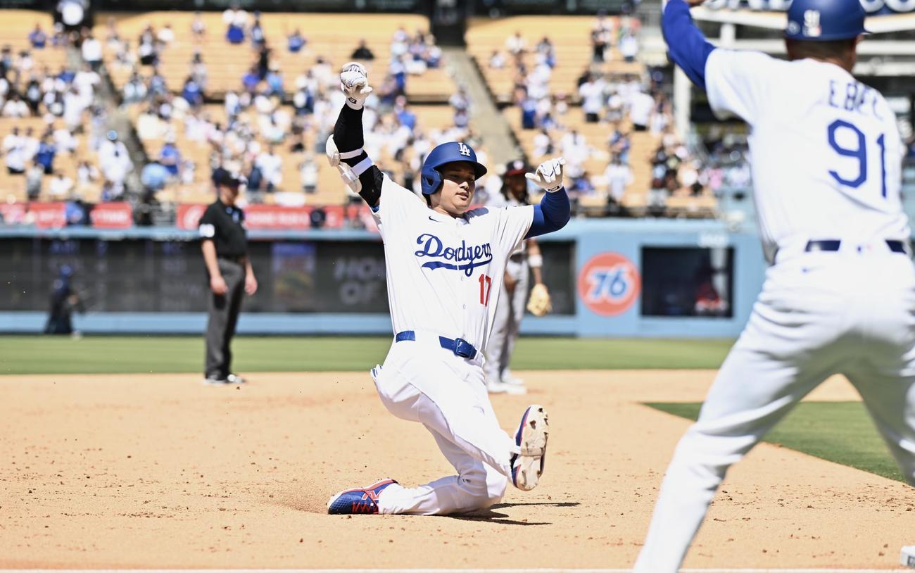 ドジャース対ナショナルズ　7回裏ドジャース無死満塁、大谷は右翼に3点適時三塁打を放ち滑り込む（撮影・滝沢徹郎）
