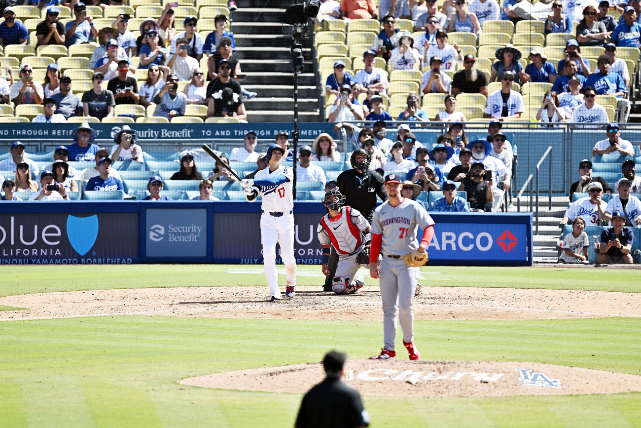 ドジャース対ナショナルズ　8回裏ドジャース1死一塁、大谷は中越え2点本塁打を放つ。投手ラトレッジ（撮影・滝沢徹郎）