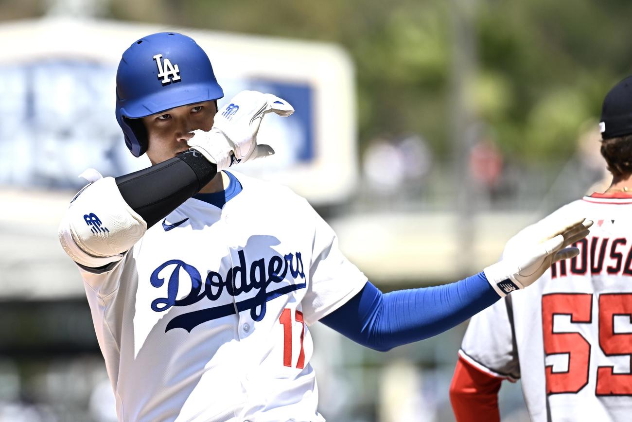 ドジャース対ナショナルズ　7回裏ドジャース無死満塁、大谷は3点適時三塁打を放ちデコルテポーズを決める（撮影・滝沢徹郎）
