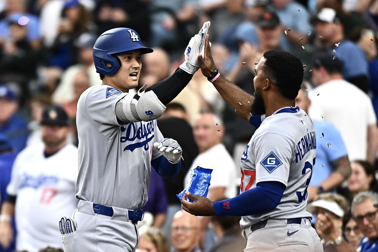 ロッキーズ対ドジャース　6回表ドジャース無死二塁、日米通算300号となる2点本塁打を放った大谷（左）はT・ヘルナンデスとタッチを交わす（撮影・滝沢徹郎）