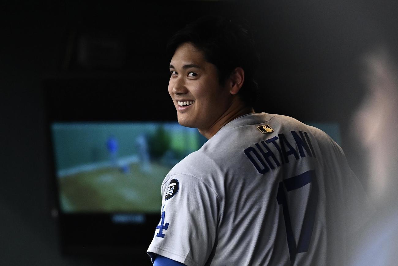 ロッキーズ対ドジャース　ベンチで笑顔のドジャース大谷（撮影・滝沢徹郎）