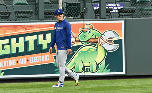ロッキーズ対ドジャース 試合前練習で調整するドジャース山本(撮影・滝沢徹郎)