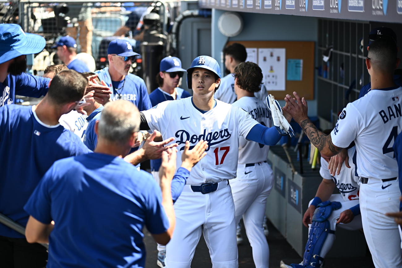 ドジャース対ナショナルズ　7回裏ドジャース無死三塁、ベッツの適時打で生還した大谷（中央）はチームメートとタッチをかわす（撮影・滝沢徹郎）
