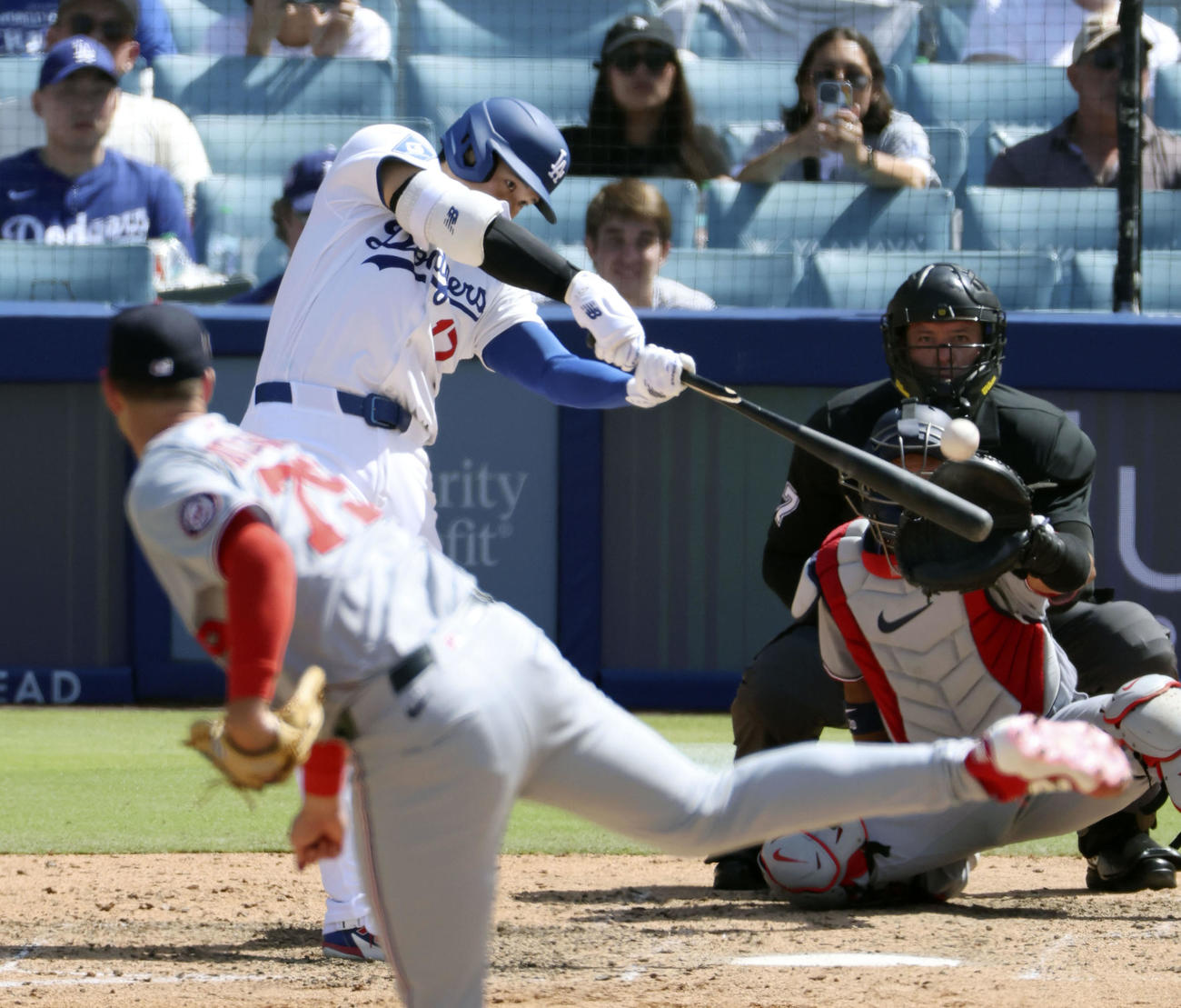 米大リーグ、ナショナルズ戦の8回、26号2ランを放つドジャース大谷翔平。投手ラトレッジ＝22日、ロサンゼルス（共同）
