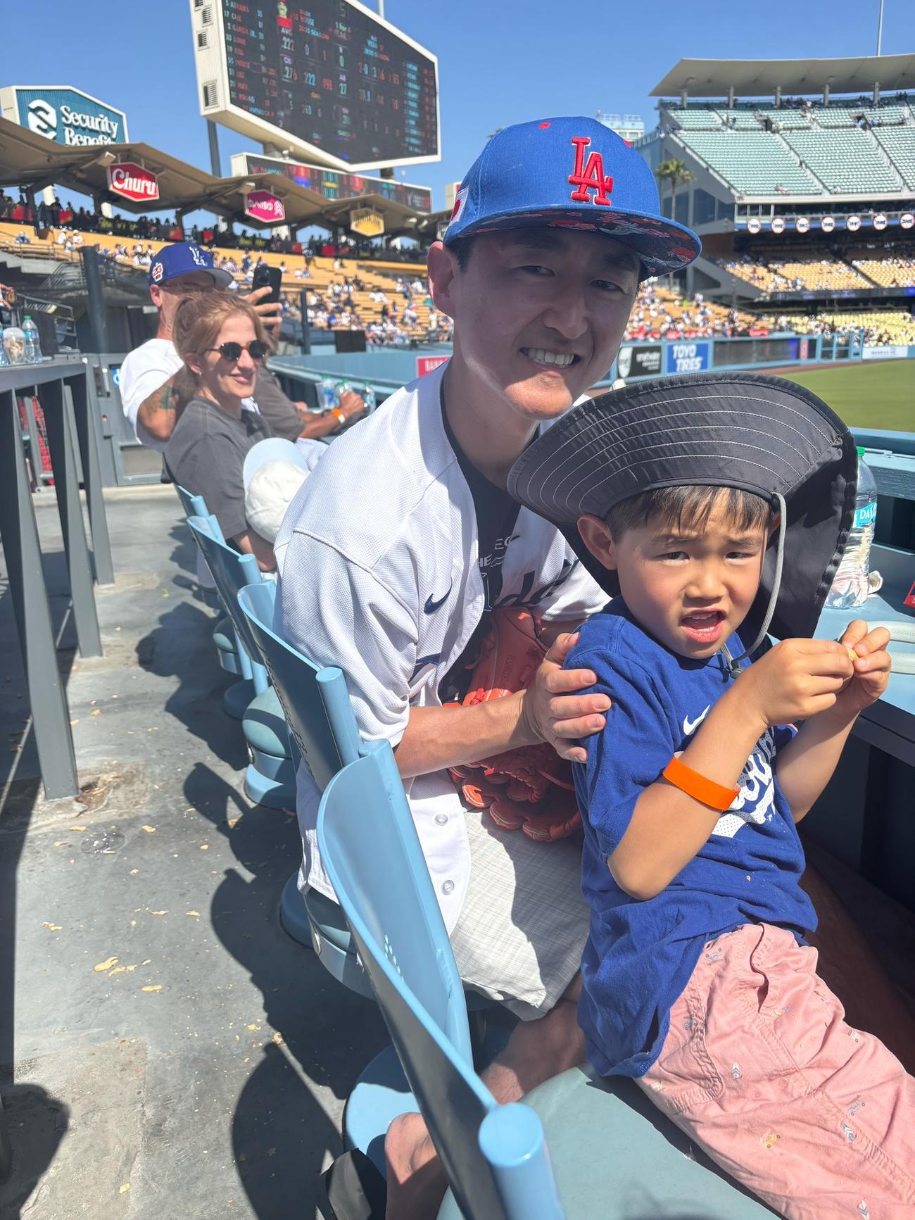 大谷のホームランボールをキャッチし損ねた尾中亮介さん（左）と仁くん（撮影・斎藤庸裕）