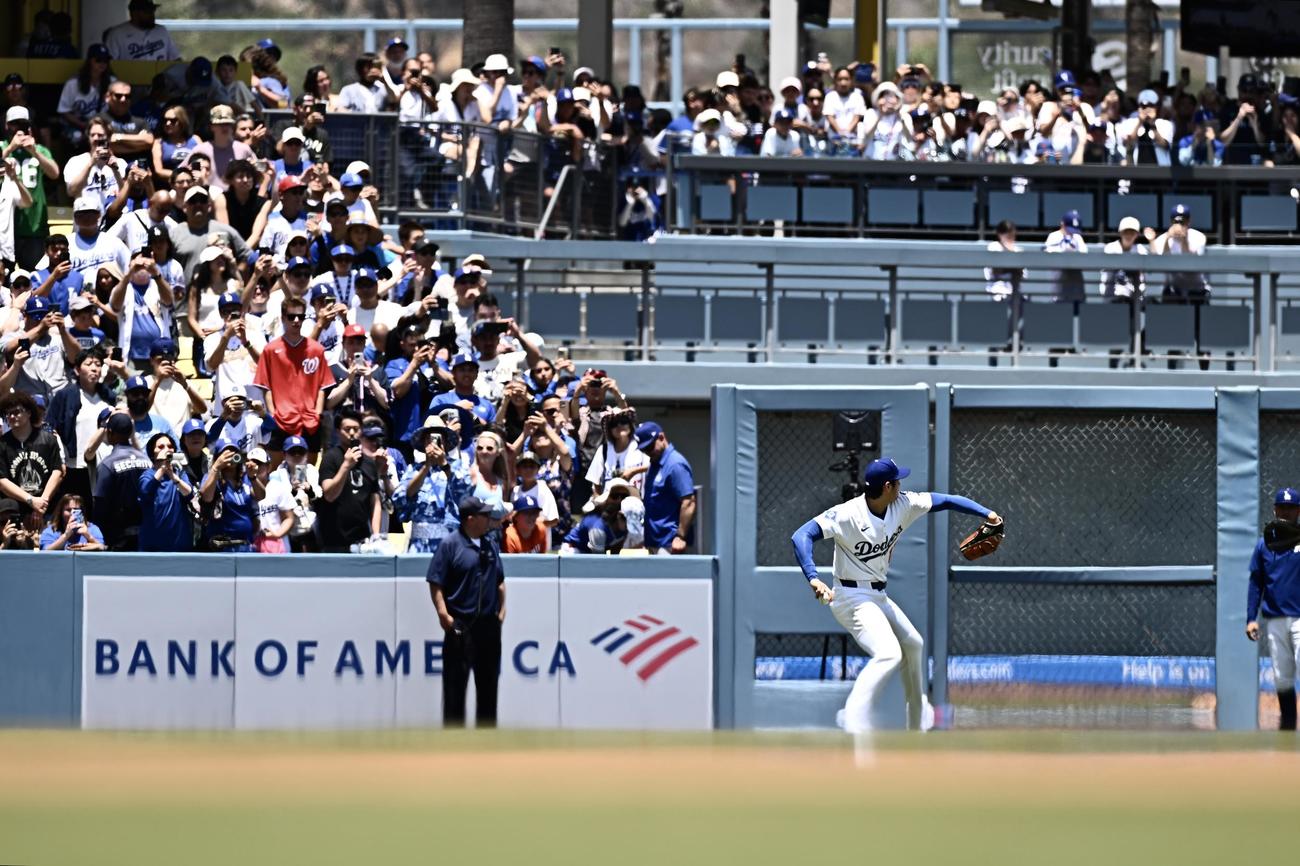 ドジャース対ナショナルズ　ファンに見守らながら試合の準備をするドジャース先発の大谷（撮影・滝沢徹郎）