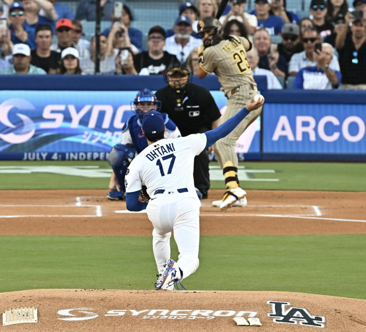 16日パドレス戦の1回、タティスに投球するドジャース大谷翔平