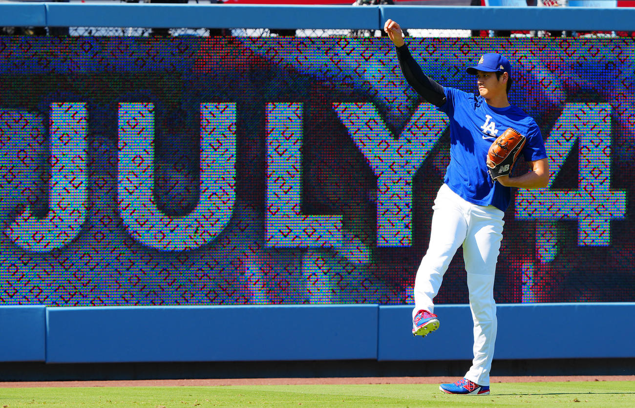ドジャース対アストロズ　投球練習するドジャース大谷（撮影・垰建太）