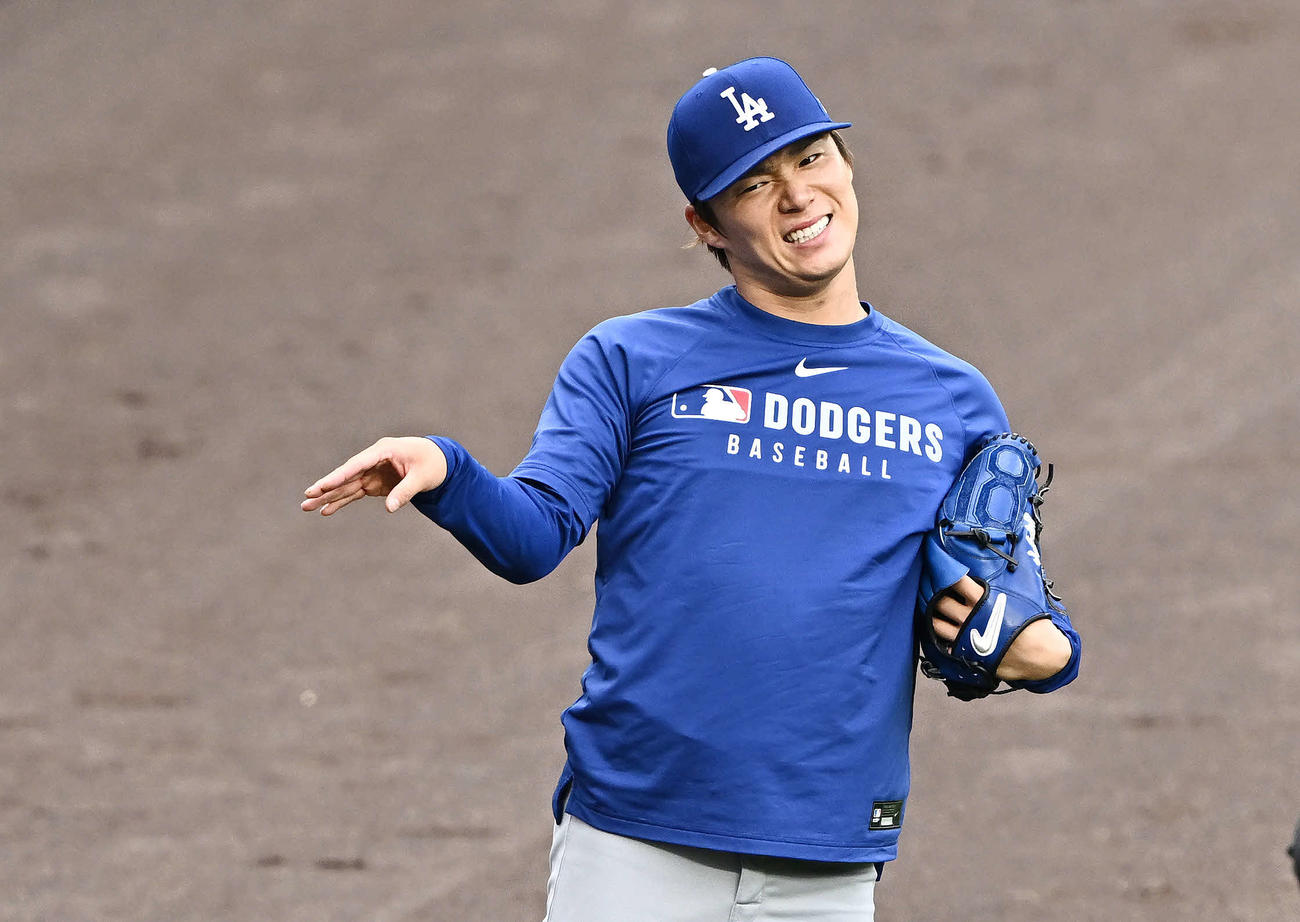 ロッキーズ対ドジャース　試合前練習のキャッチボールで調整するドジャース山本（撮影・滝沢徹郎）