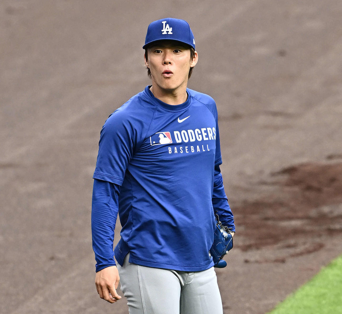 ロッキーズ対ドジャース　試合前練習のキャッチボールで驚いた表情のドジャース山本（撮影・滝沢徹郎）