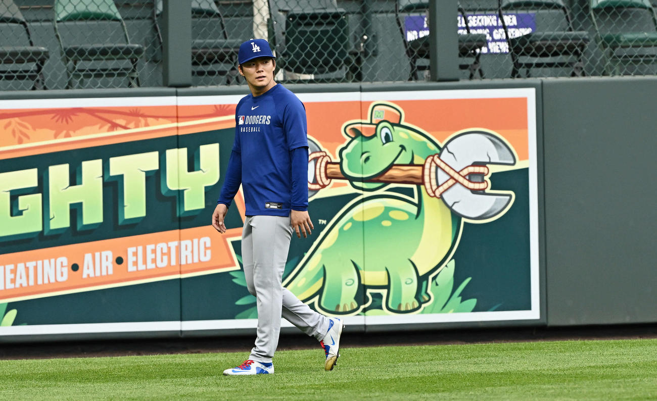 ロッキーズ対ドジャース　試合前練習で調整するドジャース山本（撮影・滝沢徹郎）