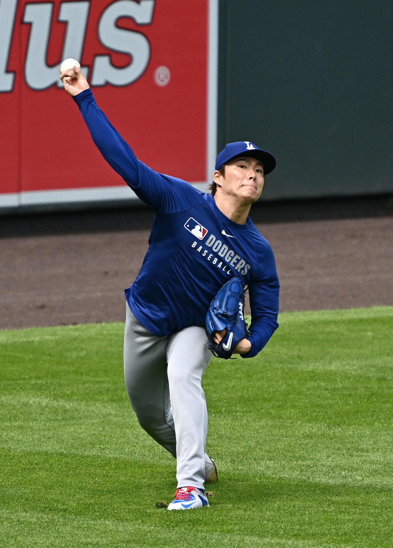 ロッキーズ対ドジャース　試合前練習のキャッチボールで調整するドジャース山本（撮影・滝沢徹郎）