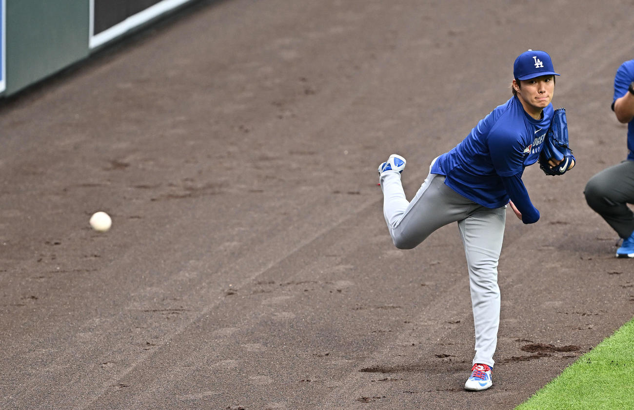 ロッキーズ対ドジャース　試合前練習のキャッチボールで調整するドジャース山本（撮影・滝沢徹郎）