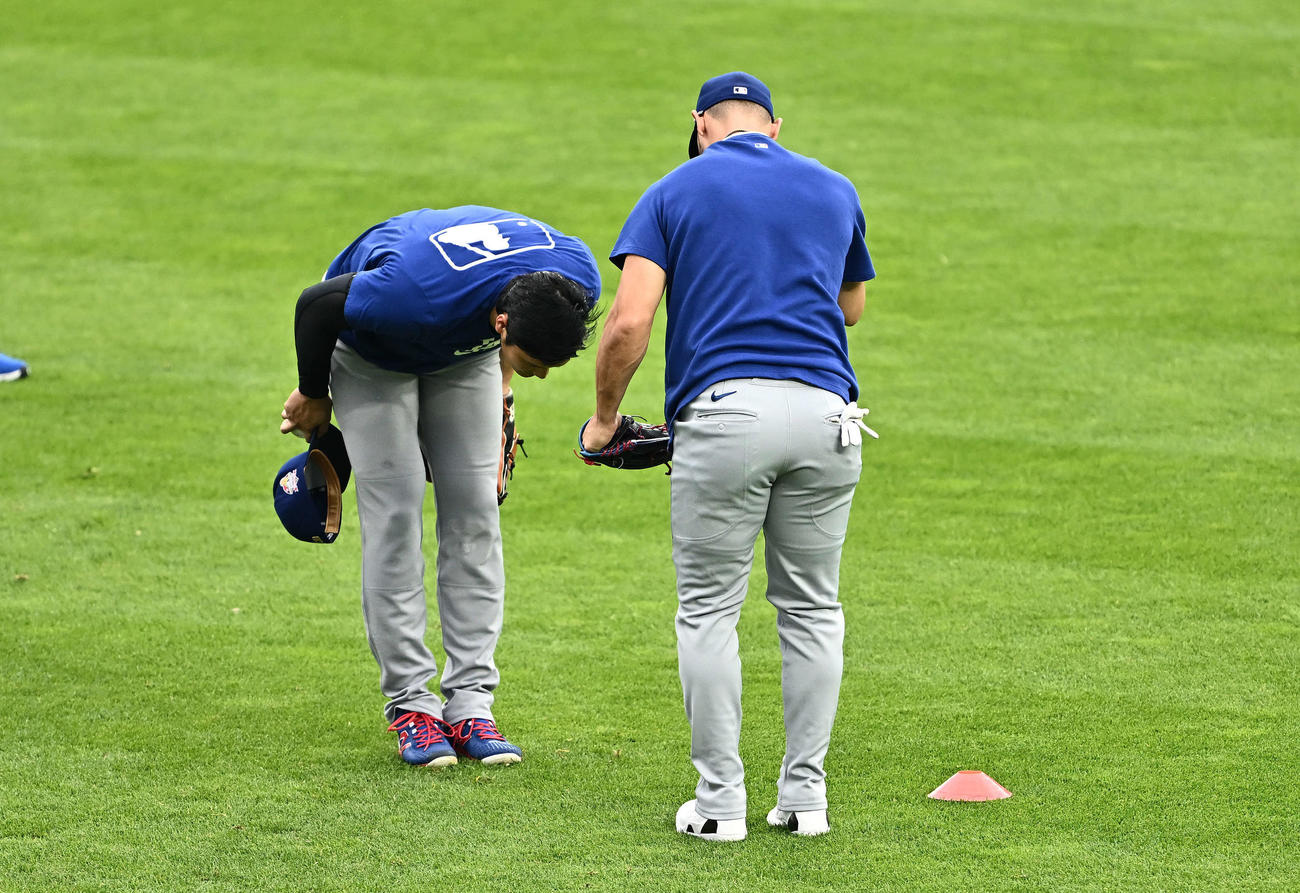 ロッキーズ対ドジャース　試合前練習でドジャース大谷（左）は近くに飛んできた打球を捕球したコンフォートに一礼する（撮影・滝沢徹郎）