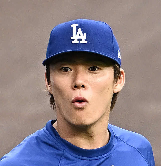 試合前練習のキャッチボールで驚いた表情の山本由伸（撮影・滝沢徹郎）