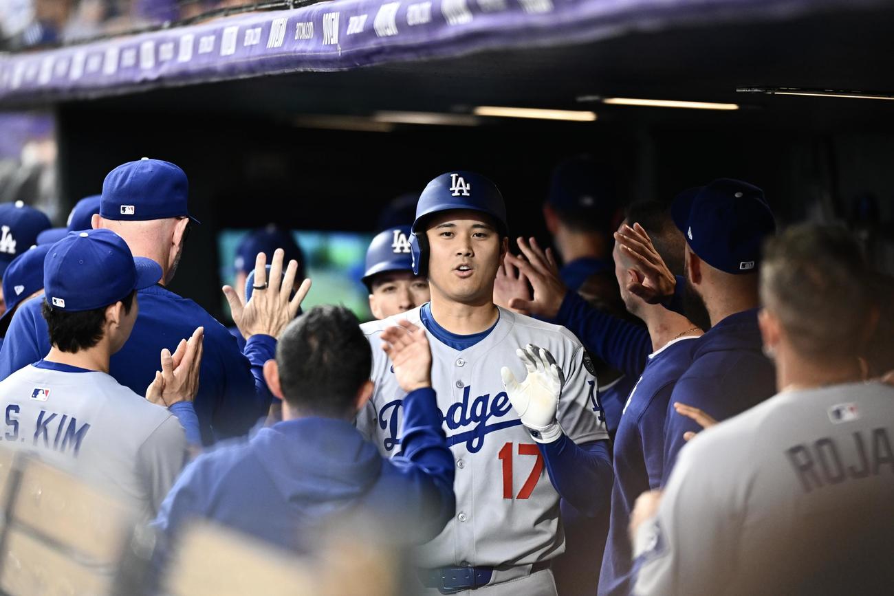 ロッキーズ対ドジャース　6回表ドジャース無死二塁、日米通算300号となる2点本塁打を放った大谷（中央）は生還しチームメートとタッチを交わす（撮影・滝沢徹郎）