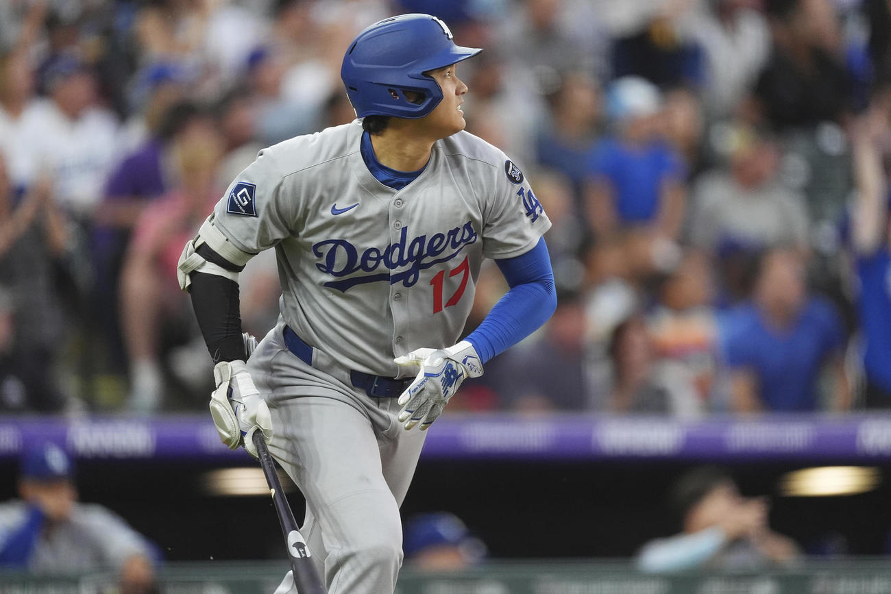 ロッキーズ対ドジャース　6回表ドジャース無死二塁、大谷は日米通算300号となる2点本塁打を放ち、打球の行方を見る（AP）