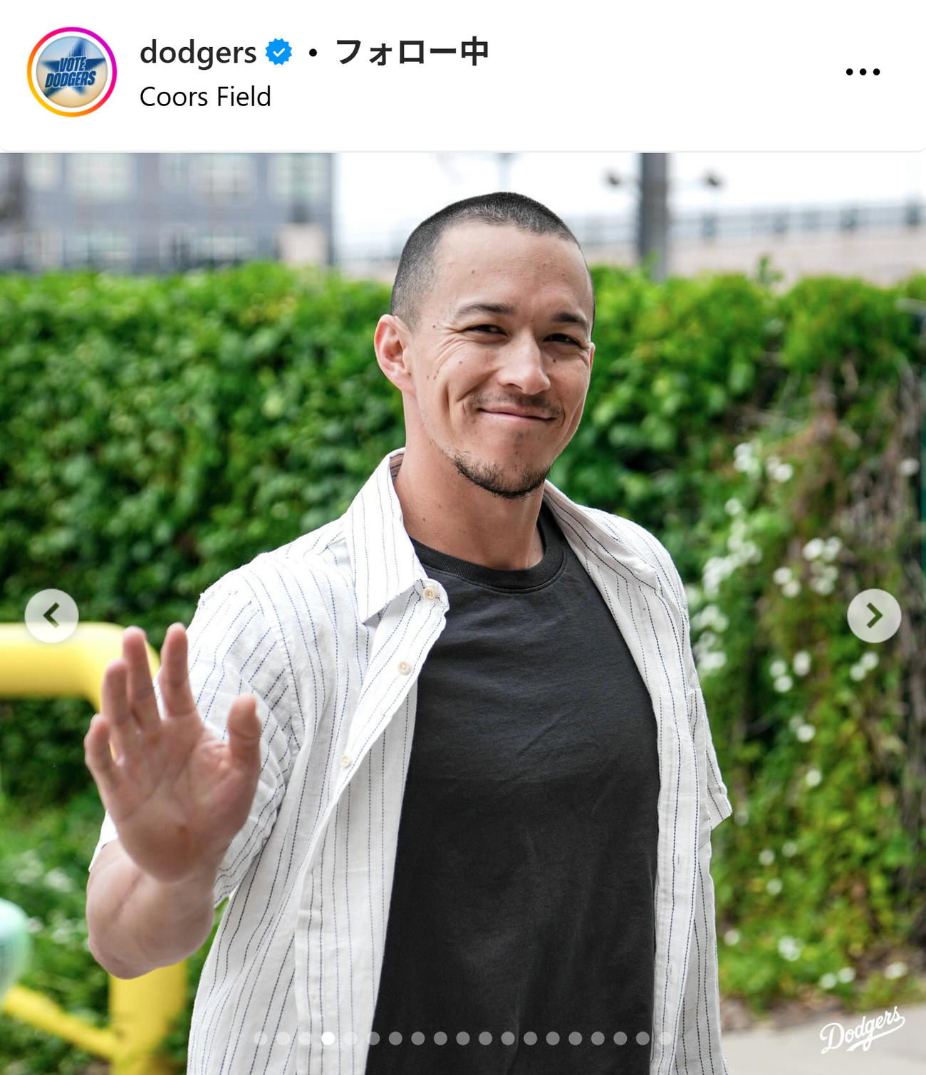 球場入りするエドマン（ドジャースのインスタグラムから）
