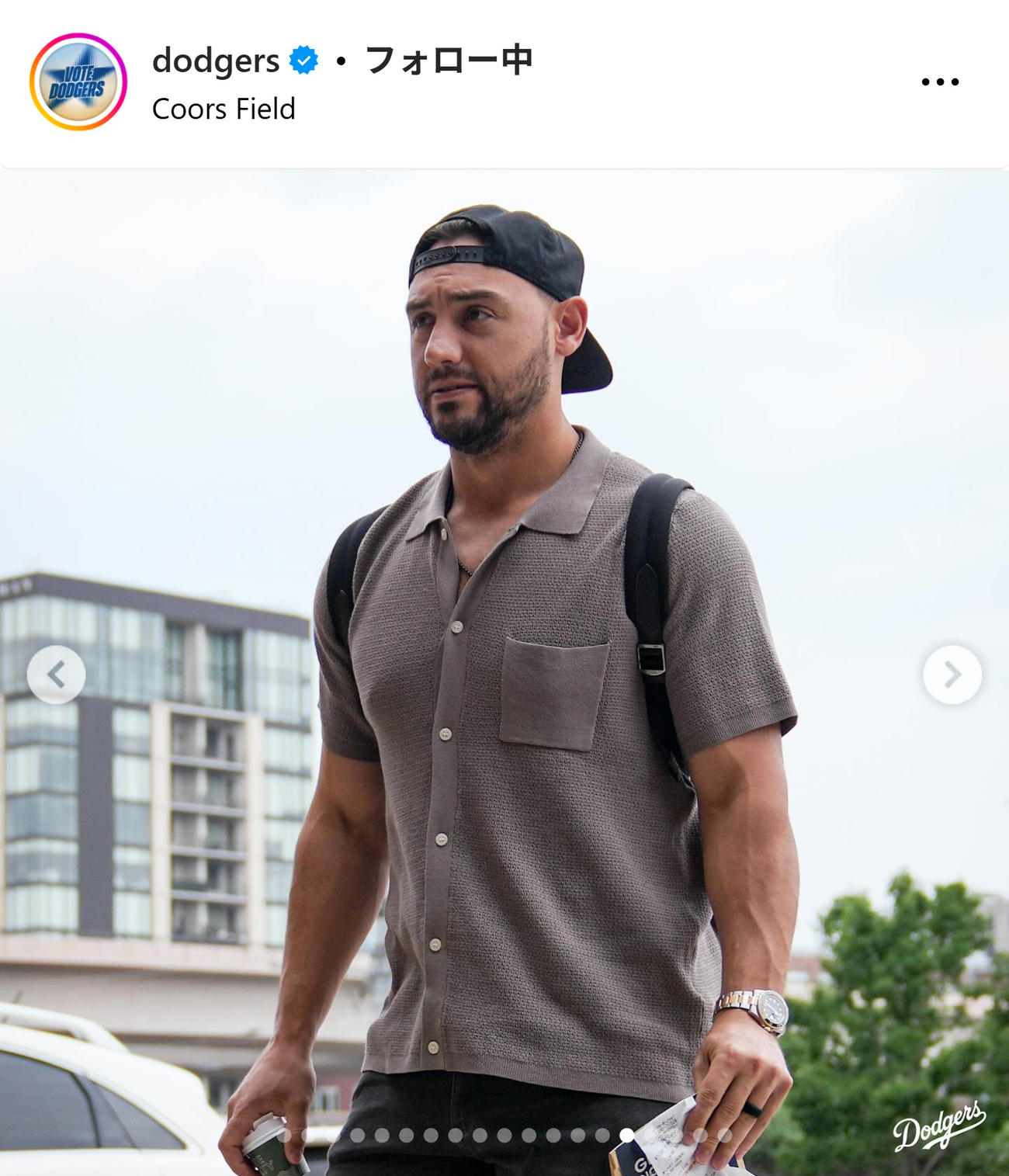 球場入りするコンフォート（ドジャースのインスタグラムから）