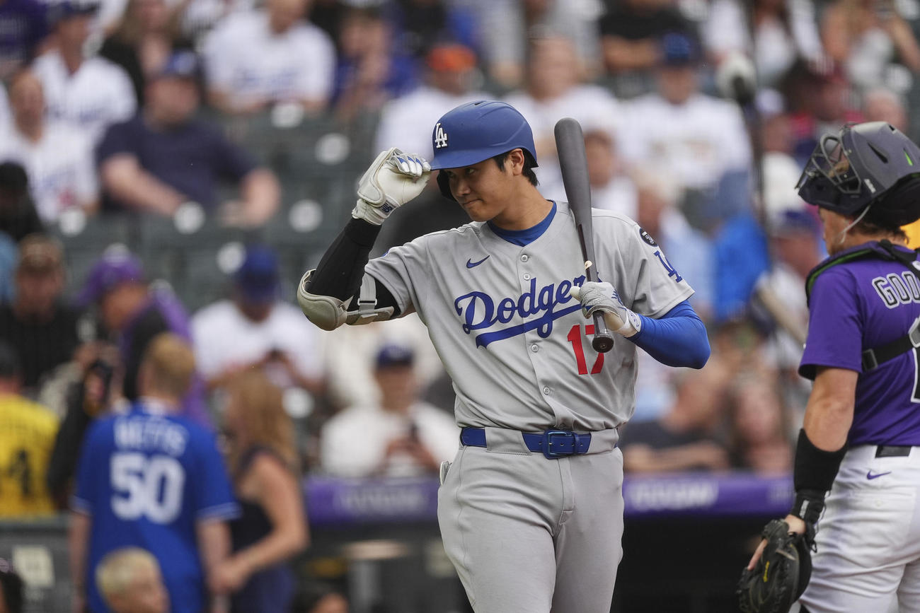 第１打席に向かう大谷翔平（AP）