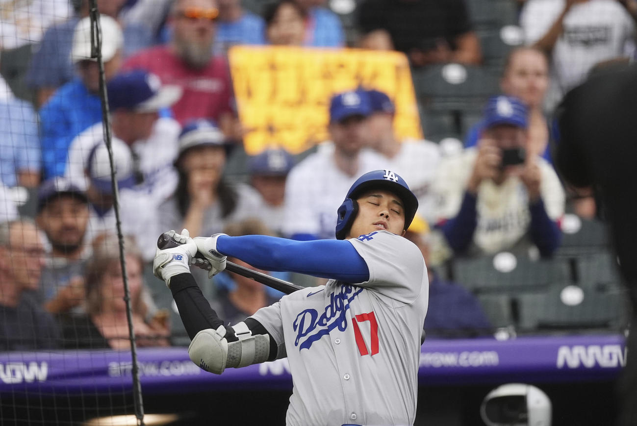 初回、バッターボックスでスイングする大谷翔平（AP）