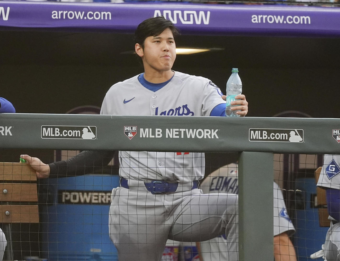 ４回にベンチから戦況を見つめる大谷翔平（AP）