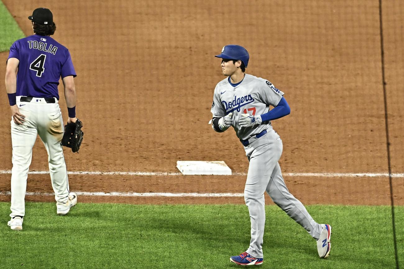 ロッキーズ対ドジャース　8回表ドジャース無死、投ゴロに倒れた大谷（右）（撮影・滝沢徹郎）