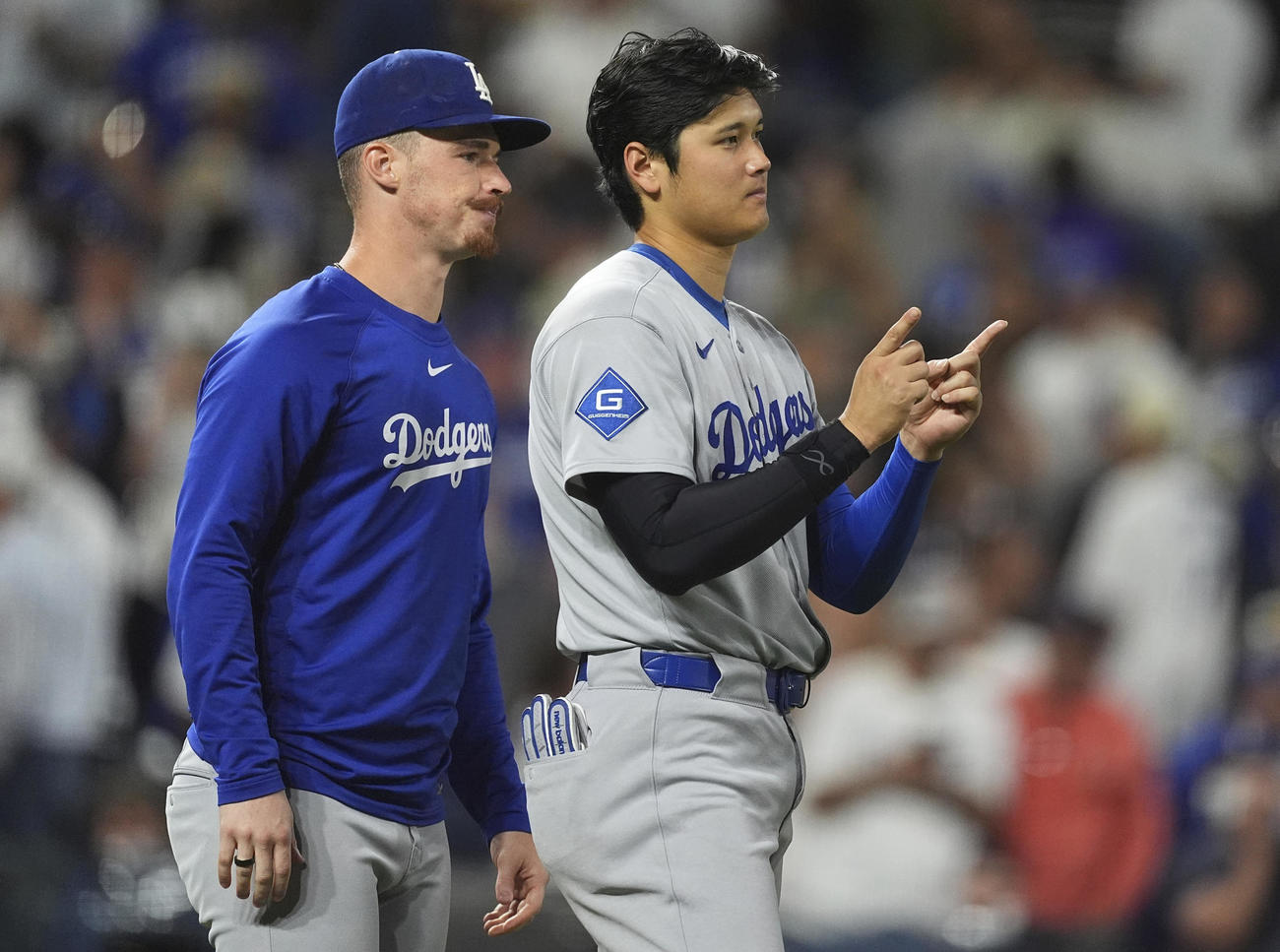 ドジャースの先発ジャック・ドレイヤー（左）とチームメートを出迎える大谷翔平（AP）
