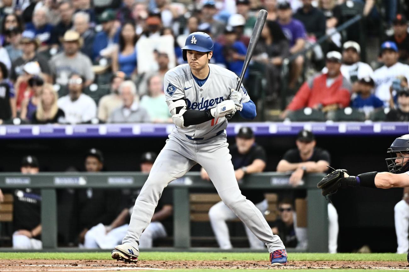 ロッキーズ対ドジャース　3回表ドジャース2死一塁、四球を選ぶ大谷（撮影・滝沢徹郎）