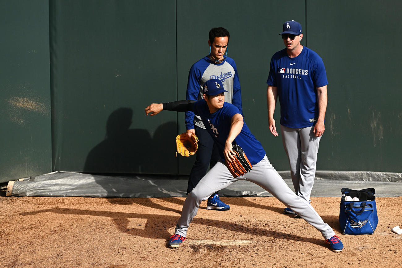 ロッキーズ対ドジャース　試合前のブルペンでシャドーピッチングするドジャース大谷（撮影・滝沢徹郎）