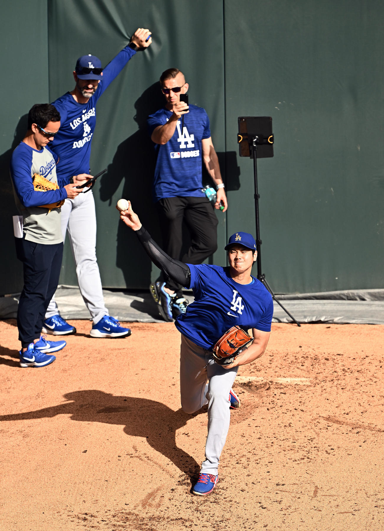 ロッキーズ対ドジャース　試合前のブルペンで投球練習するドジャース大谷（撮影・滝沢徹郎）