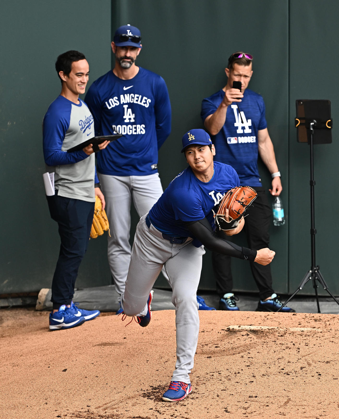 ロッキーズ対ドジャース　試合前のブルペンで投球練習するドジャース大谷（撮影・滝沢徹郎）