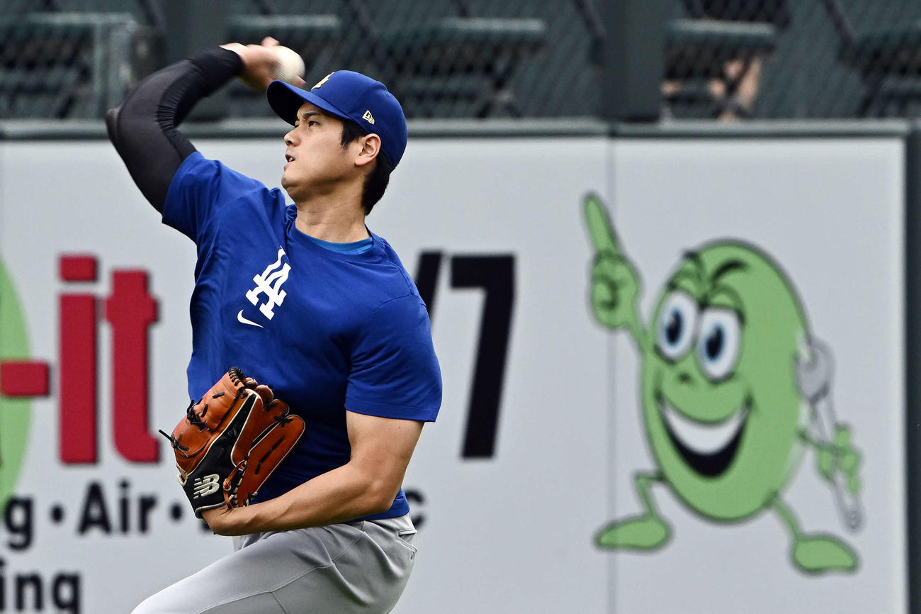 ロッキーズ対ドジャース　試合前練習でキャッチボールするドジャース大谷（撮影・滝沢徹郎）
