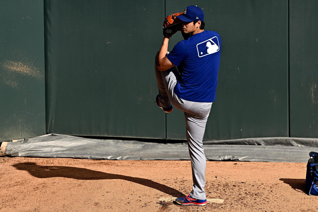 ロッキーズ対ドジャース　試合前のブルペンでシャドーピッチングするドジャース大谷（撮影・滝沢徹郎）