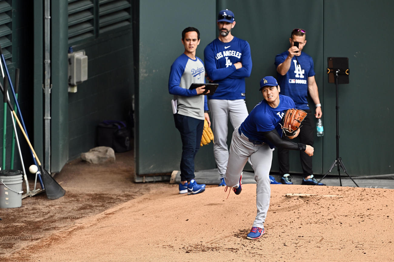 ロッキーズ対ドジャース　試合前のブルペンで投球練習するドジャース大谷（撮影・滝沢徹郎）