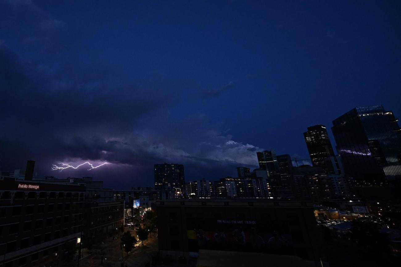 ロッキーズ対ドジャース　雷雨で試合が中断したクアーズフィールド周辺でビルに雷が写り込む（撮影・滝沢徹郎）