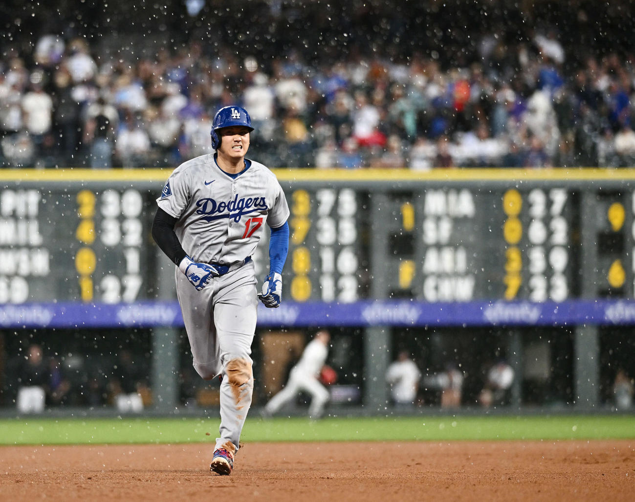 ロッキーズ対ドジャース　6回表ドジャース2死二、三塁、マンシーの先制2点適時打で本塁へ向かって走る二塁走者大谷（撮影・滝沢徹郎）