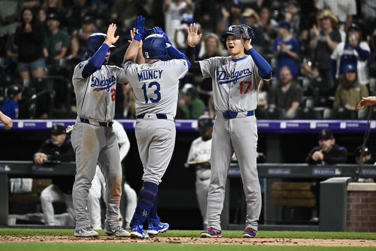 ロッキーズ対ドジャース　7回表ドジャース2死満塁、満塁本塁打を放ったマンシー（中央）を迎える二塁走者大谷（右）（撮影・滝沢徹郎）