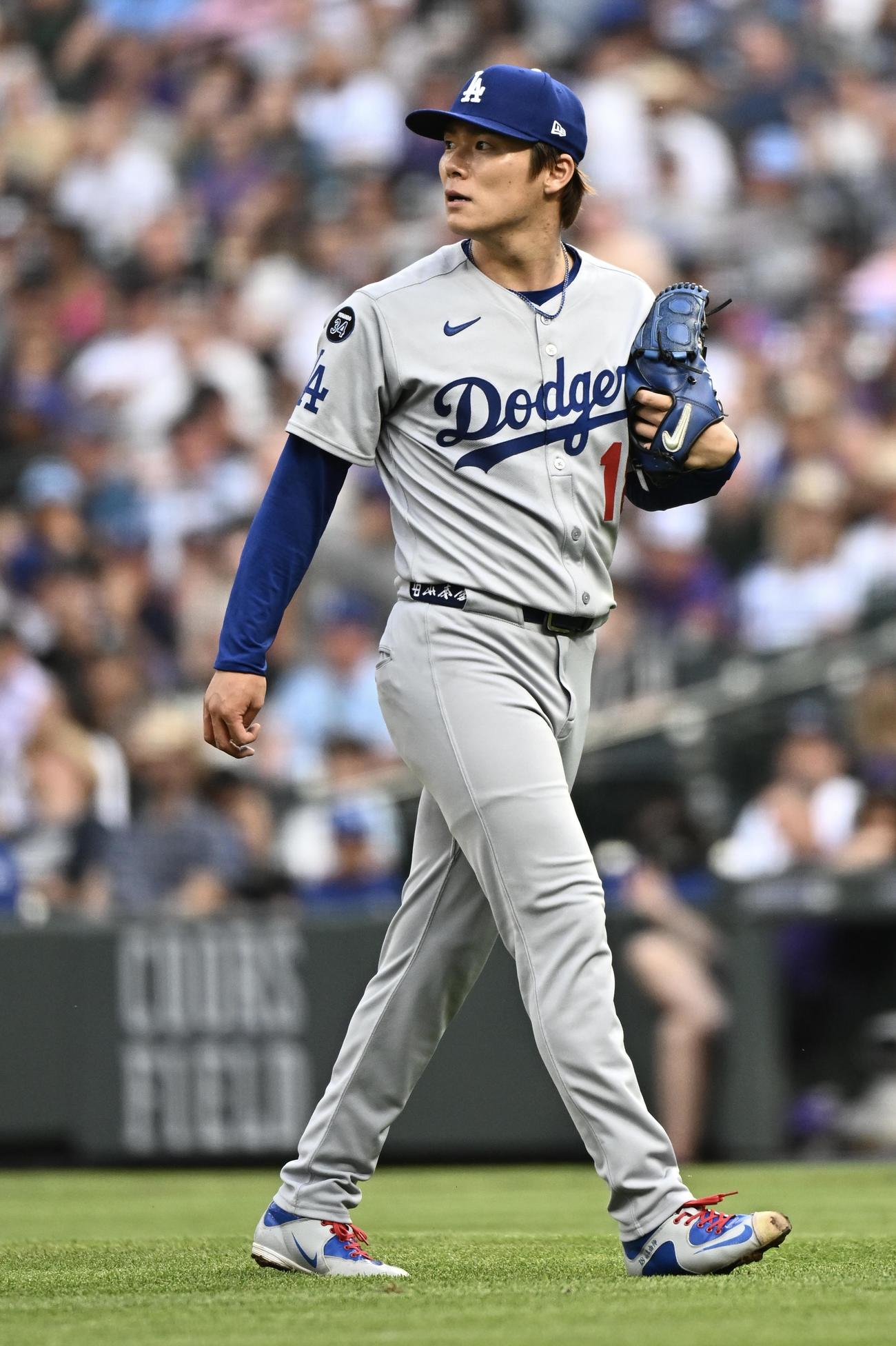 ロッキーズ対ドジャース　2回裏を投げ終え引き揚げるドジャース先発の山本（撮影・滝沢徹郎）