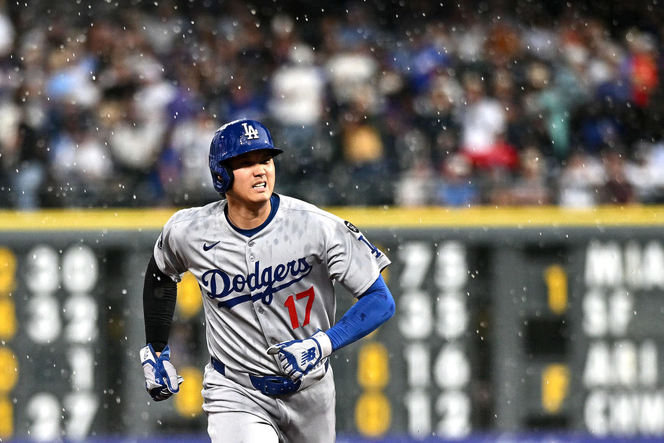 ロッキーズ対ドジャース　6回表ドジャース2死二、三塁、マンシーの先制2点適時打で本塁へ向かって走る二塁走者大谷（撮影・滝沢徹郎）
