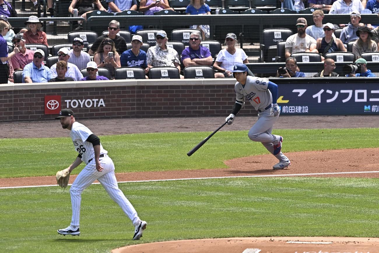 ロッキーズ対ドジャース　1回表ドジャース無死、ニゴロに倒れる大谷。投手ゴンバー（撮影・滝沢徹郎）