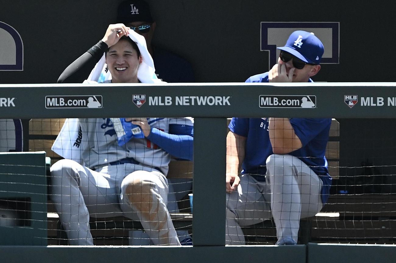 ロッキーズ対ドジャース　ベンチでドジャース大谷（左）はラッシングと談笑する（撮影・滝沢徹郎）