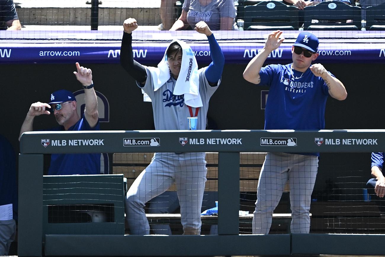 ロッキーズ対ドジャース　6回表ドジャース無死一、二塁、フリーマンの適時打にガッツポーズする大谷（中央）（撮影・滝沢徹郎）