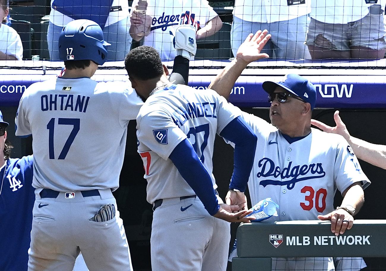 ロッキーズ対ドジャース　7回表ドジャース2死、ソロ本塁打を放った大谷（左）を迎えるロバーツ監督（右）（撮影・滝沢徹郎）