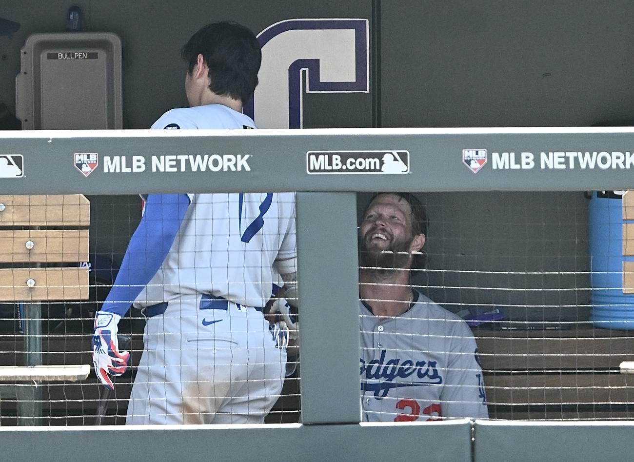 ロッキーズ対ドジャース　6回を投げ終えたドジャース先発のカーショー（右）はベンチに戻り大谷とタッチを交わす（撮影・滝沢徹郎）